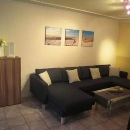 Grosszuegige Mit Privatgarten Im Nordseebad Carolinensiel Apartmán